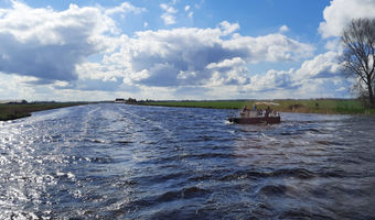 Wanneer je door Nederland vaart is het net alsof je in een levend schilderij van Van Ruisdael beland bent