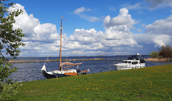 Met de boot onderweg in eigen land: het is net alsof je in een levend schilderij van Van Ruisdael beland bent