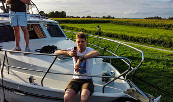 Vrienden huurden samen een grote boot