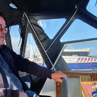 Varen en soms door een politieboot gepasseerd worden