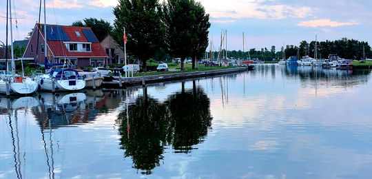 De Sofia is een luxe boot met een heerlijke douche Bootverhuurder in Friesland header.jpg