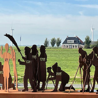 Silhouetten langs het water