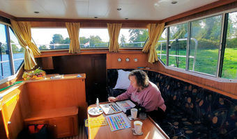 In de salon ontspannen