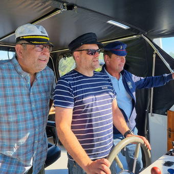 Vrienden die samen een weekend gaan varen in Friesland.