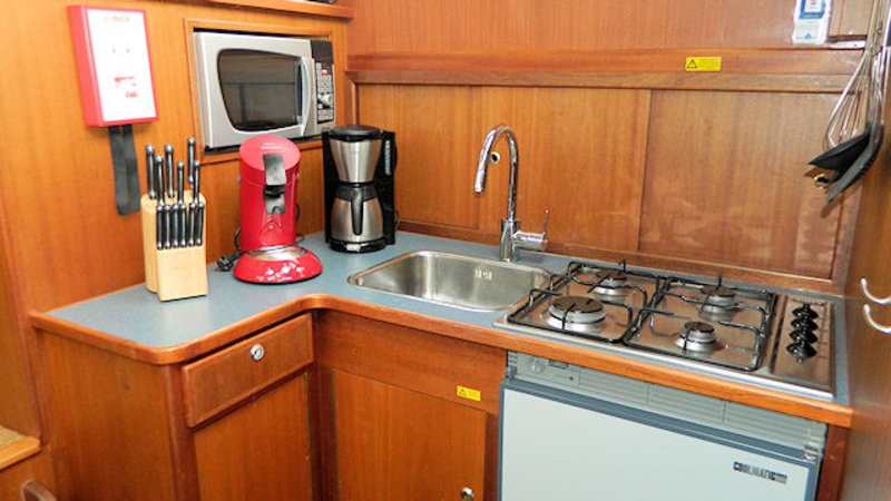 De kombuis van de Novia: koken aan boord, standaard filter koffieapparaat en Nespresso