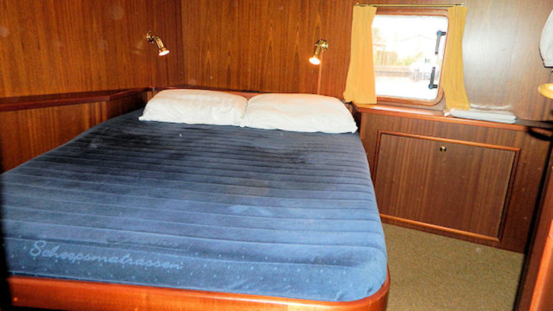 Frans bed in de achterkajuit van motorboot Novia