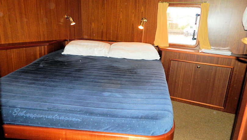 Frans bed in de achterkajuit van motorboot Novia