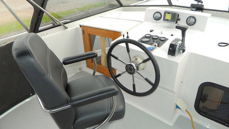 De praktisch ingedeelde stuurstand van de boot Novia met captains chair