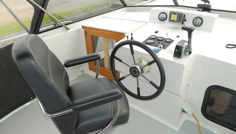 De praktisch ingedeelde stuurstand van de boot Novia met captains chair