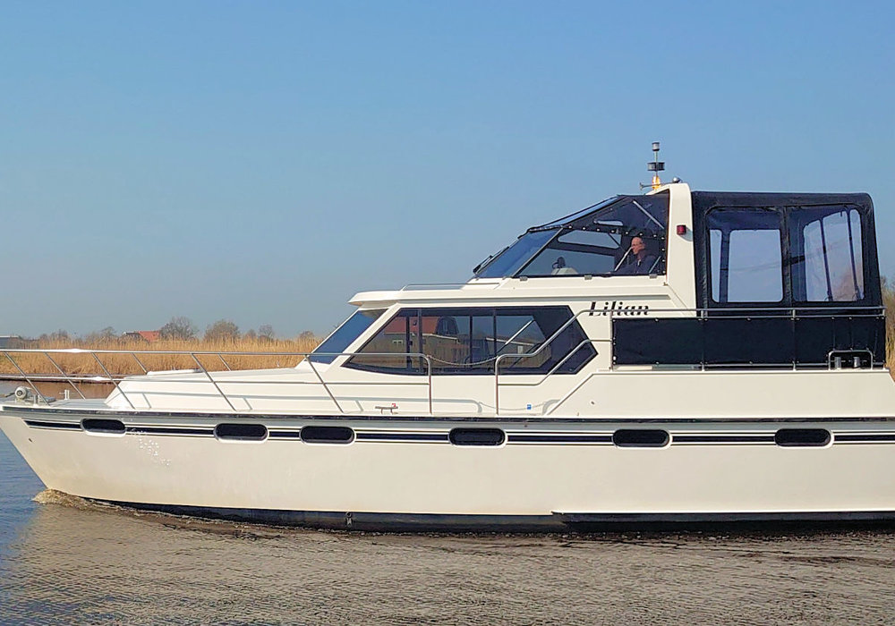 De 12.50 meter lange motorboot Lilian met haar 3 slaapkamers met elk een eigen douche en toilet