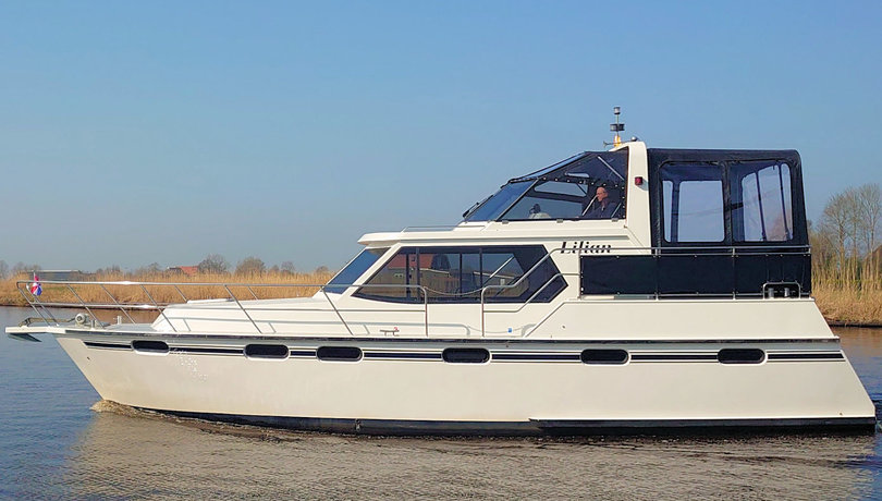 De 12.50 meter lange motorboot Lilian met haar 3 slaapkamers met elk een eigen douche en toilet