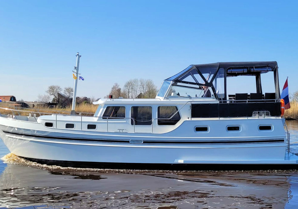 De boot Myrna een mooie ruime boot van Yachts4U Yachtcharter