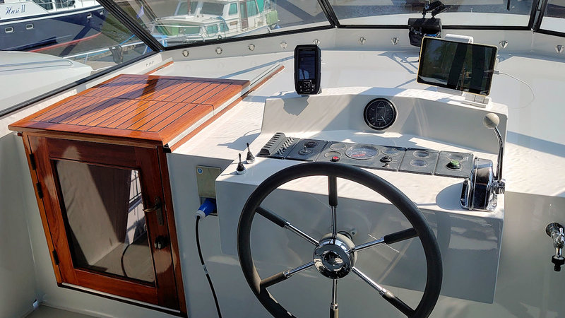 De stuurstand van de boot met digitale kleuren waterkaart