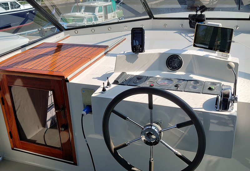 De stuurstand van de boot met digitale kleuren waterkaart