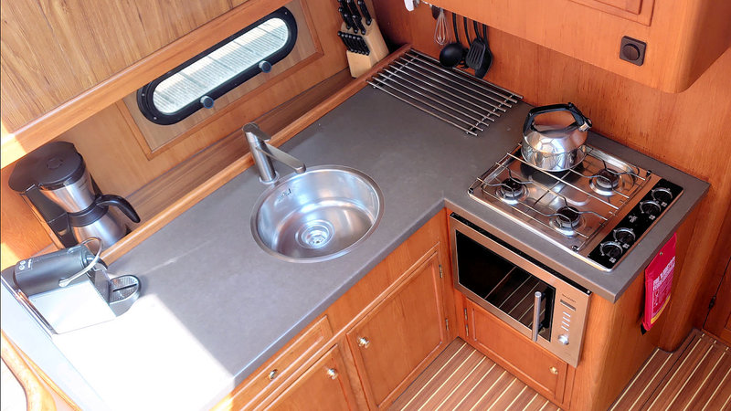Standaard koffieapparaat en Nespresso in de kombuis van de boot, gasfornuis, magnetron, koelkast