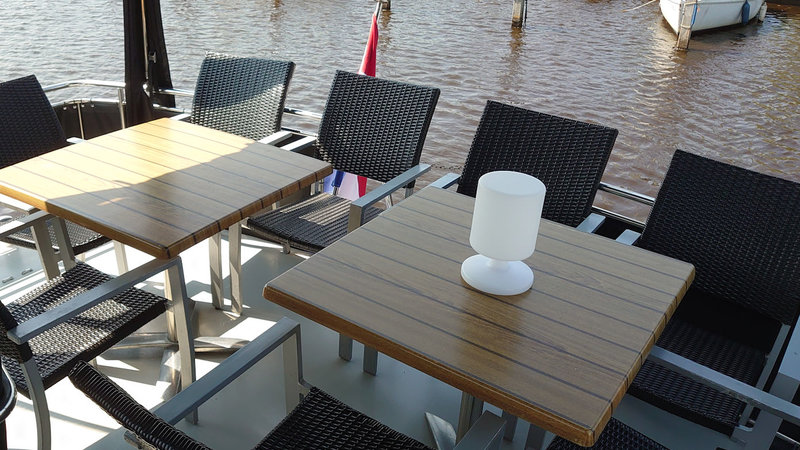 Op het achterdek samen eten of de tafels opklappen voor meer ruimte