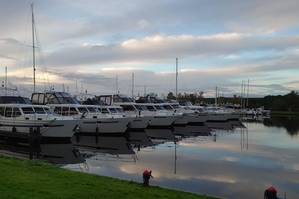 De boten liggen er rustig bij, het wolkendek past bij de tijd van het jaar