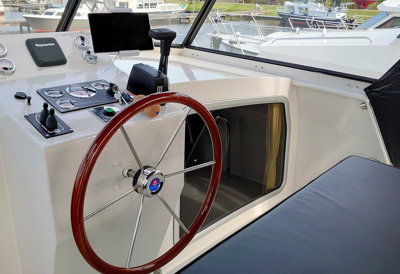 Stuurstand van de boot Gerda met Samsung tab