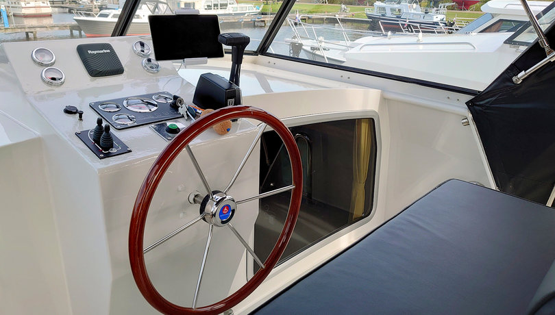 Stuurstand van de boot Gerda met Samsung tab