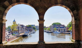 Kijkend vanuit de watertpoort