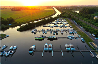 Links: in- en uitgang haven, daar rechts direct tegenover de Yachts4U steiger