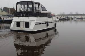 En met grijze wolken op de achtergrond vaart de boot Elisa terug naar de Yachts4U thuishaven