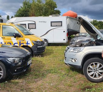 Voor vertrek met de boot eerst de auto repareren