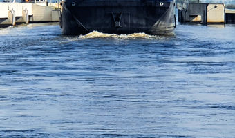 Beroepsvaart vlakbij in de sluis