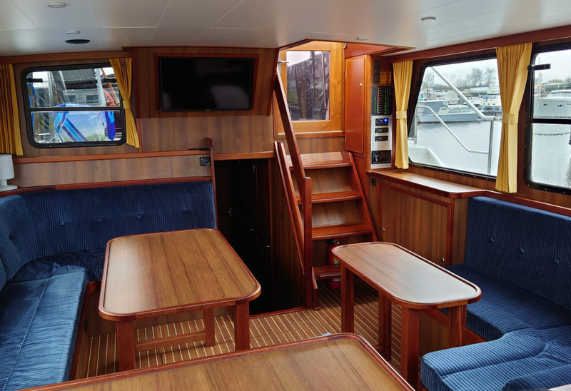 Stuurstand met kleuren navigator, mooie captains chair en slang voor der dekwaspomp