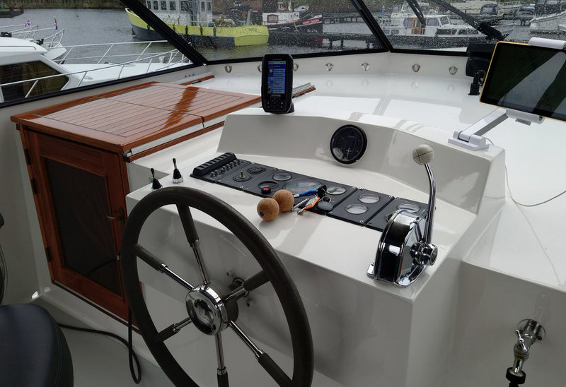 De stuurstand van de boot met fishfinder en digitale kleuren waterkaart