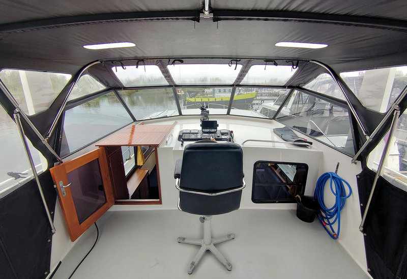 Stuurstand met kleuren navigator, mooie captains chair en slang voor der dekwaspomp