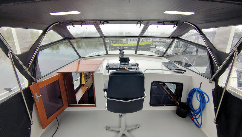 Stuurstand met kleuren navigator, mooie captains chair en slang voor der dekwaspomp