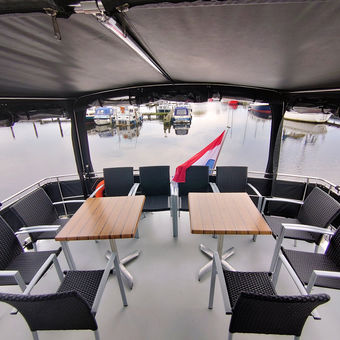 Achterdek van motorboot Linda, met genoeg ruimte voor 10 personen