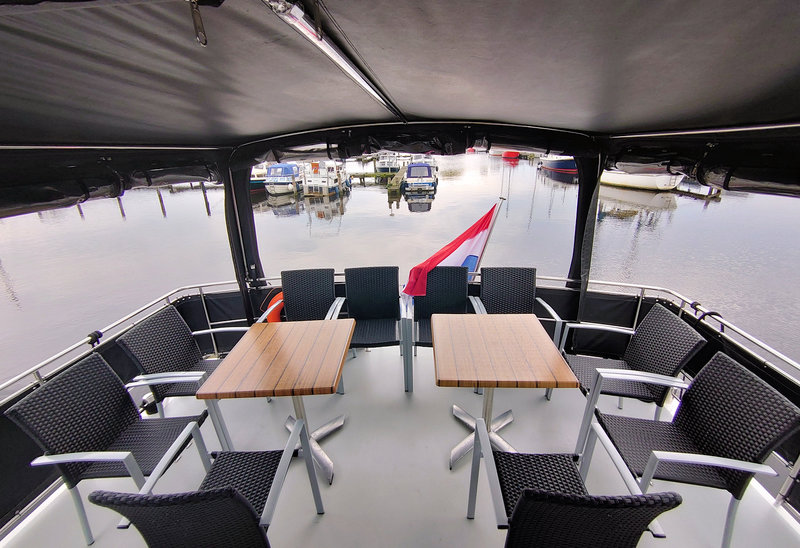 Stuurstand met kleuren navigator, mooie captains chair en slang voor der dekwaspomp