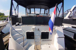 De spiegel van een van onze boten met voorheen 'Lelystad' op de spiegel, de achterzijde van de boot