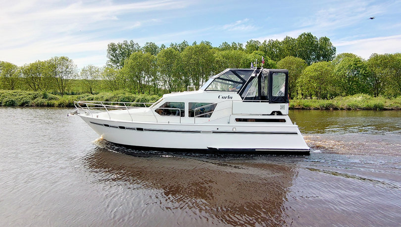 De boot Carla. Deze motorboot van Yachts4U is 11 meter lang