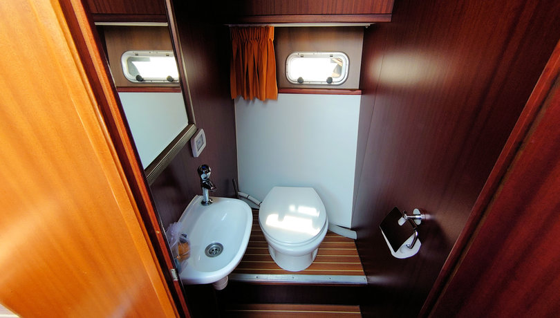 Sanitaire ruimte met electrisch toilet