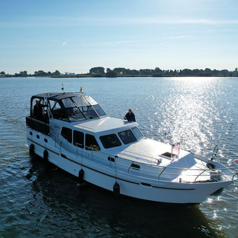 Motorboot Julia van Yachts4U vaart op een van De Friese Meren
