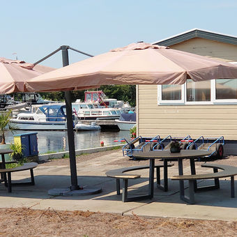 Naar het havenkantoortje van Yachts4U