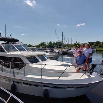 Een groep vrienden die een boot huurt voor een week