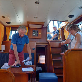 De trainer van de vaarschool aan boord