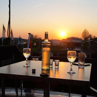 Eten en drinken met zangeres Kaatje op de achtergrond