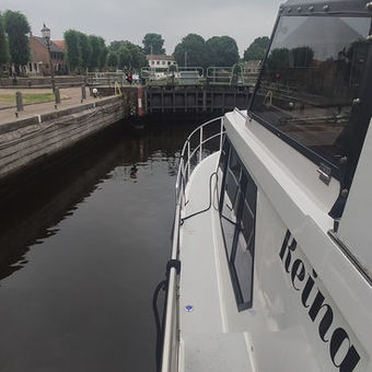 Met de boot de sluis in varen
