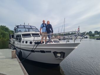 Een koppel huurt een motorjacht voor een weekend in Friesland.