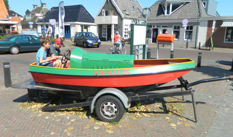 Bootje voor de ingang van het Kameleondorp