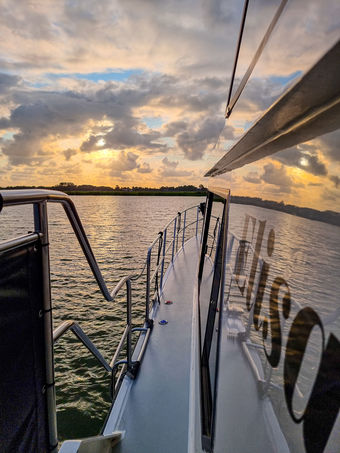 Zonsondergang op het water vanaf motorboot Elisa