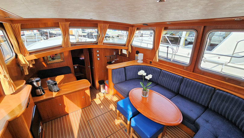 Luxe salon van boot Myrna met Nespresso en filterkoffie apparaat